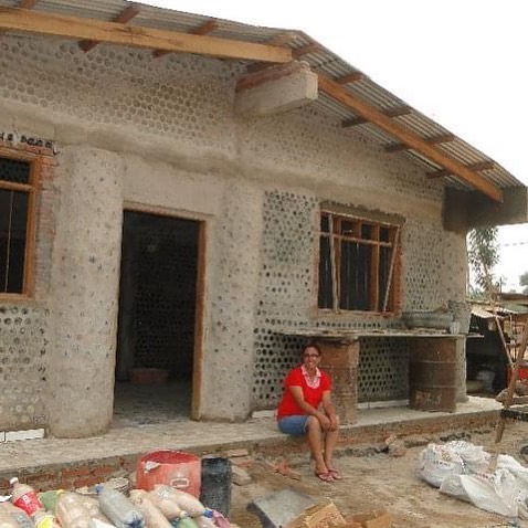 Žena stavia nízkorozpočtové domy z odpadu, pomáha chudobným