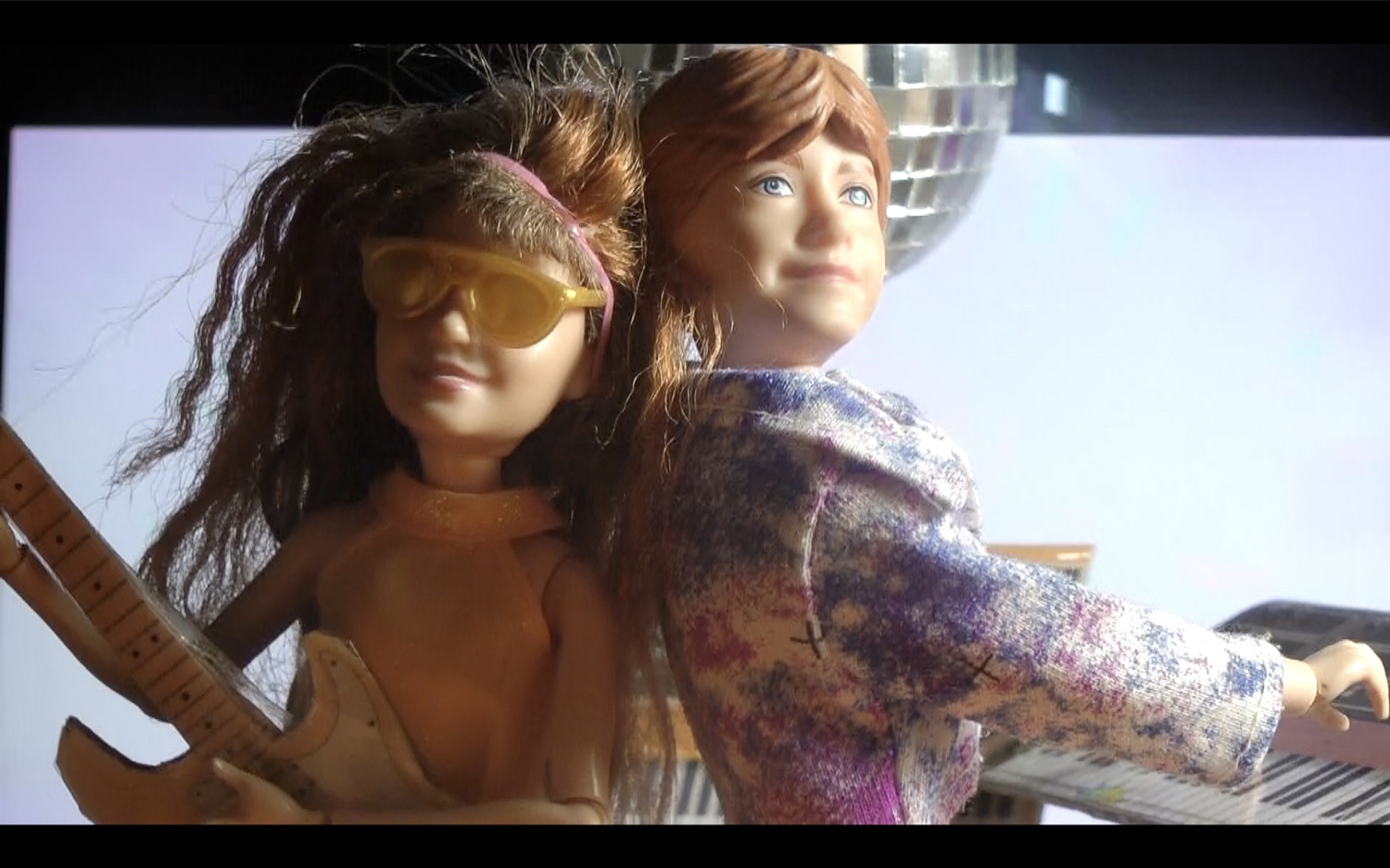 Podľahli Lukáš Adamec a Lolokar Barbie trendu? Ikonická bábika si strihla hlavnú postavu v ich videoklipe!