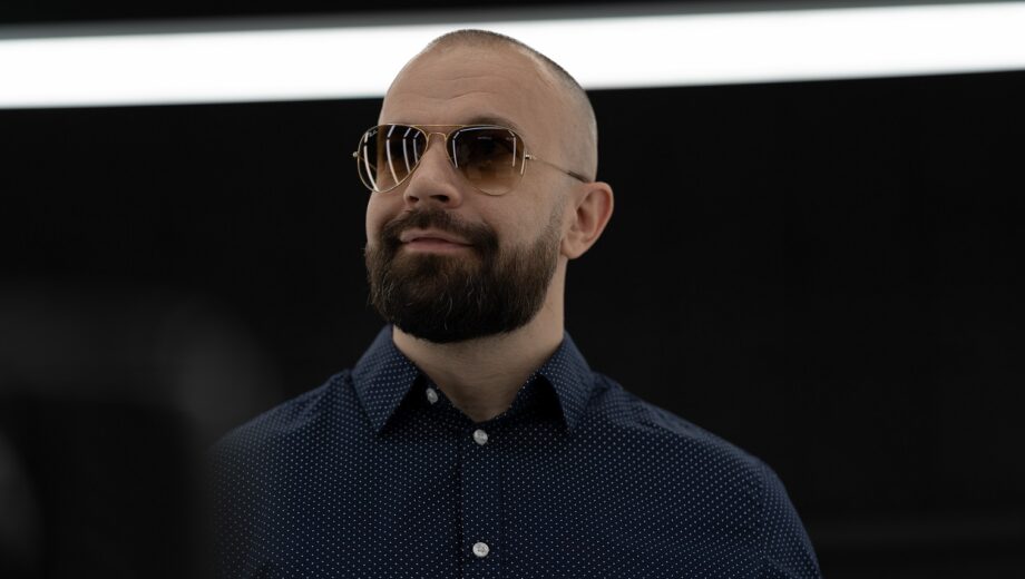 Najväčšia výzva jeho kariéry? Robert Burian vydáva remix ikonickej skladby skupiny Eurythmics