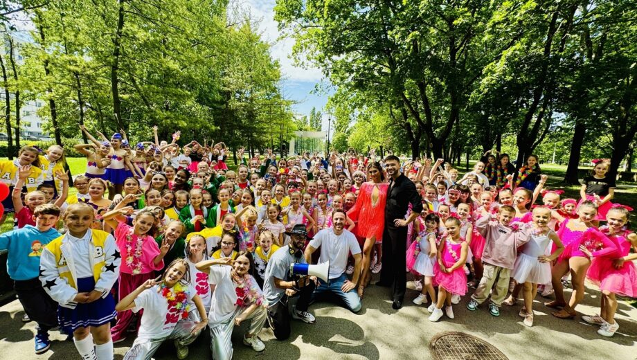 Miro Jaroš a deti v klipe Tancuj