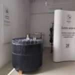 Výstavný priestor sklárne Rückl s informačnými tabuľami a dizajnovým stolom