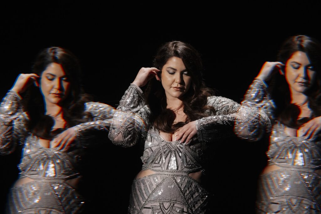 Celeste Buckingham pokračuje v hudobnej ceste naprieč kultúrami: Oživila legendárnu iránsku baladu