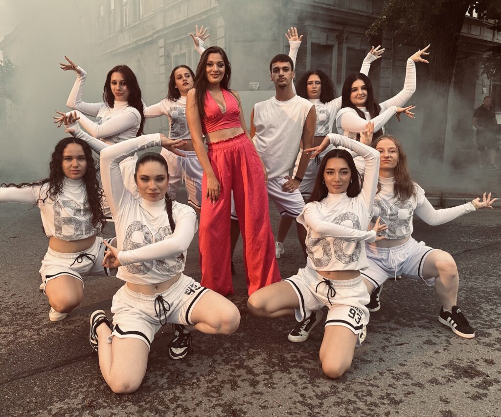 Vanesa Horáková rozospievala ulice v troch jazykoch. Novinka Bailar je oslavou tanca, slobody a leta