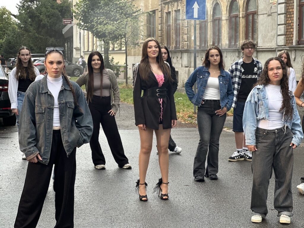 Vanesa Horáková rozospievala ulice v troch jazykoch. Novinka Bailar je oslavou tanca, slobody a leta