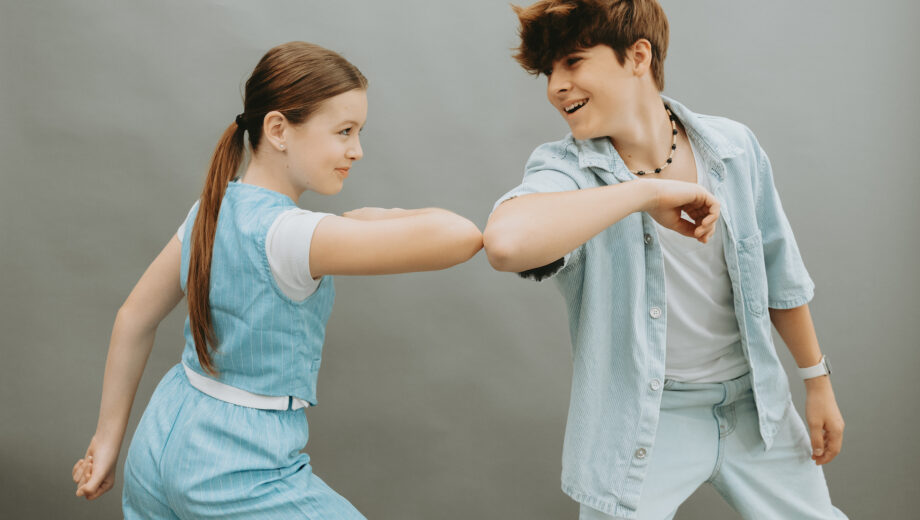 2FACES: Mladé popové duo, ktoré prináša radosť aj odkaz   Zahoď starosti