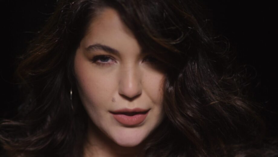 Jemná intimita medzi mužom a ženou v novinke Come Again od Celeste Buckingham