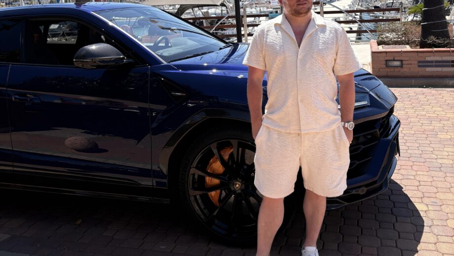 Igora Kmeťa ml. okradli na párty! Našťastie sa však jedná o scénu z videoklipu.