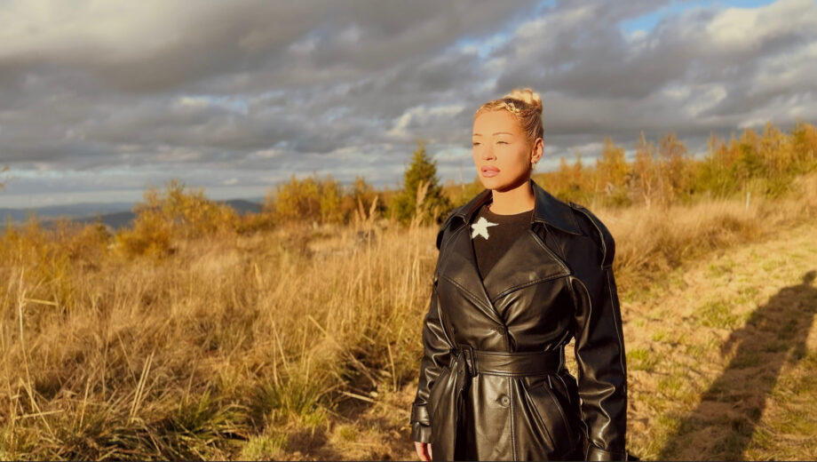 Lucia Gibarti pokrstila debutový album GIBARTI. K jednej z najintímnejších piesní – Mesiac nad horou vydala videoklip.