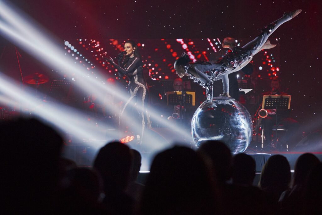Akrobatická show na evente Music of James Bond