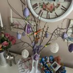 Veľkonočný stromček z vetvičiek ozdobený farebnými vajíčkami a jarnými dekoráciami