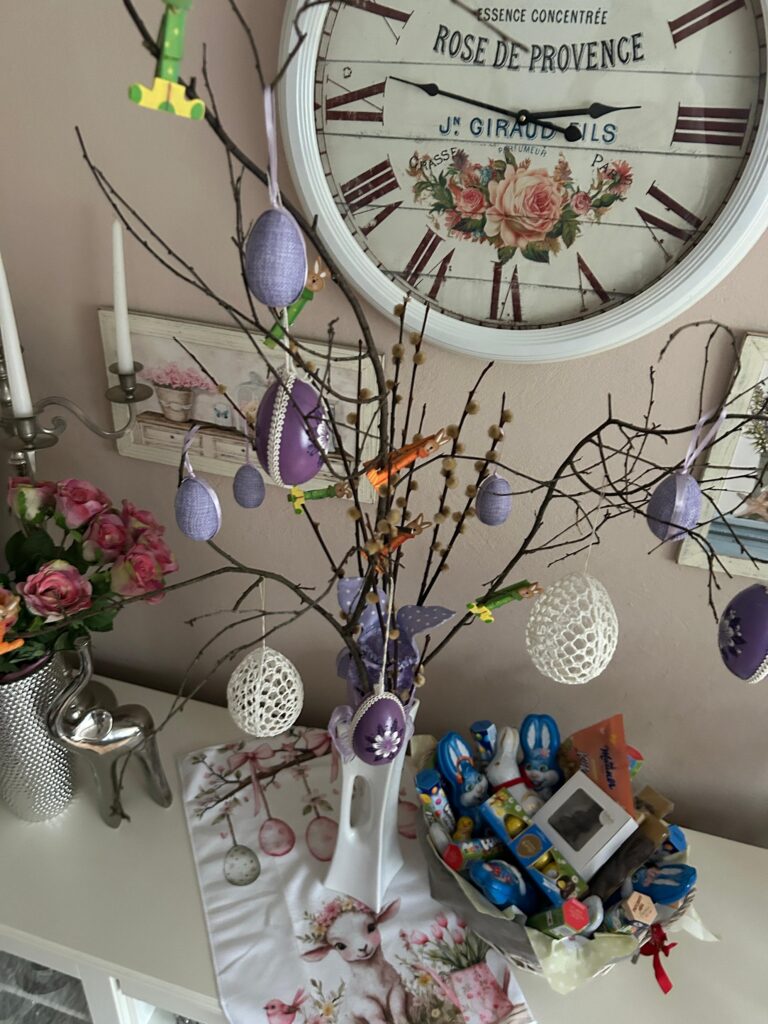 Veľkonočný stromček z vetvičiek ozdobený farebnými vajíčkami a jarnými dekoráciami