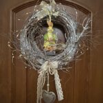 Veľkonočný veniec na dverách s prúteným základom, zajačikom a jemnými ozdobami