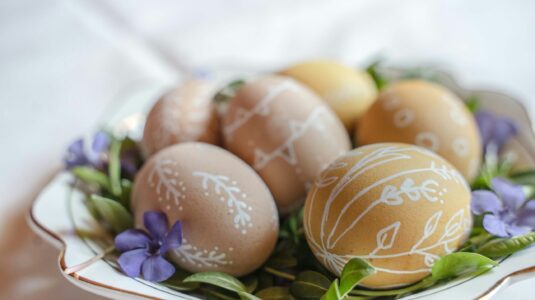 Veľká noc bude drahšia, ceny medziročne vzrástli o 3,7 %. Ako ušetriť pri nákupoch a vyšibané peniaze minúť zmysluplne?