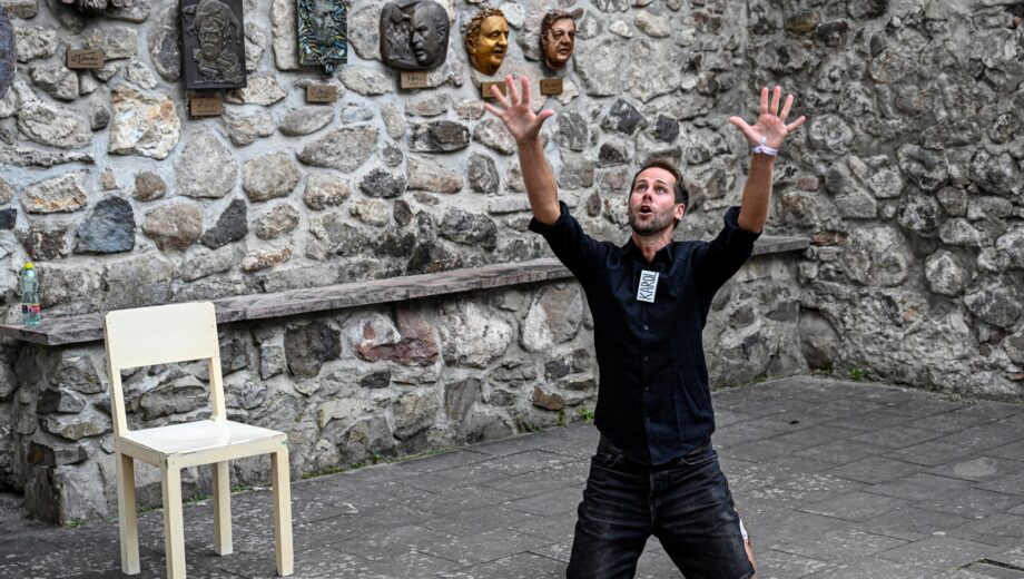 Čakanie na vlak už nebude nuda: Pavol Seriš prinesie divadlo priamo na stanice v Trenčianskom kraji