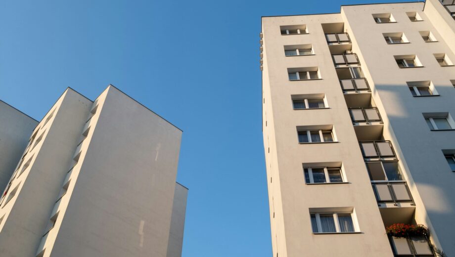 Konflikt na Blízkom východe môže prostredníctvom cien ropy, inflácie a úrokových sadzieb ovplyvniť aj slovenský realitný trh.