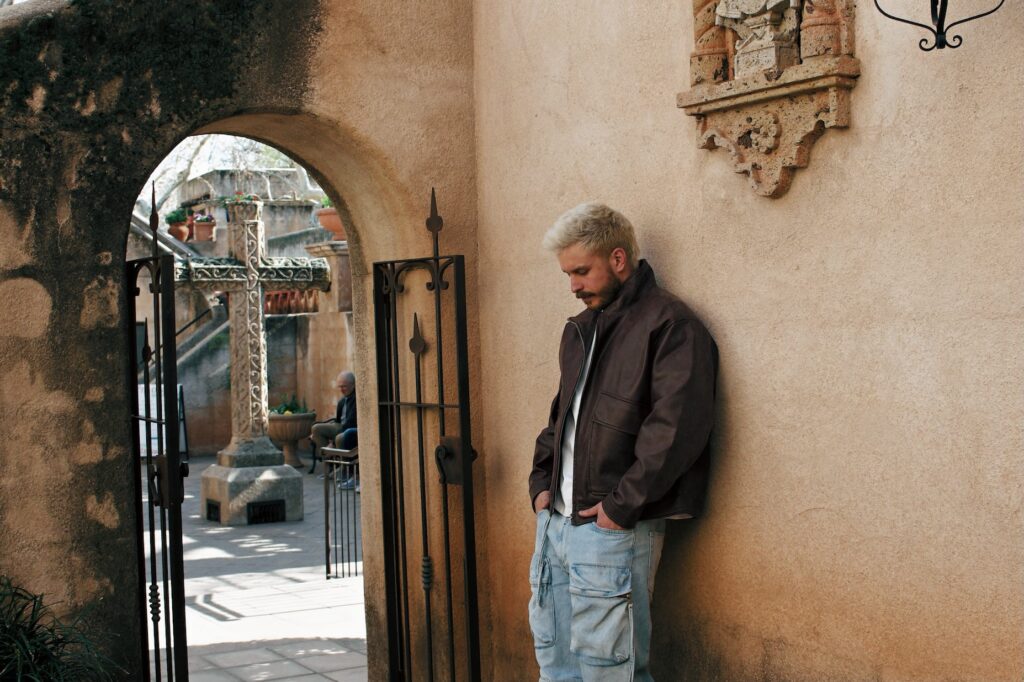 „Len vydrž a buď moja.“ Alan Murin vydáva emotívnu skladbu Just Be Mine inšpirovanú životom na cestách