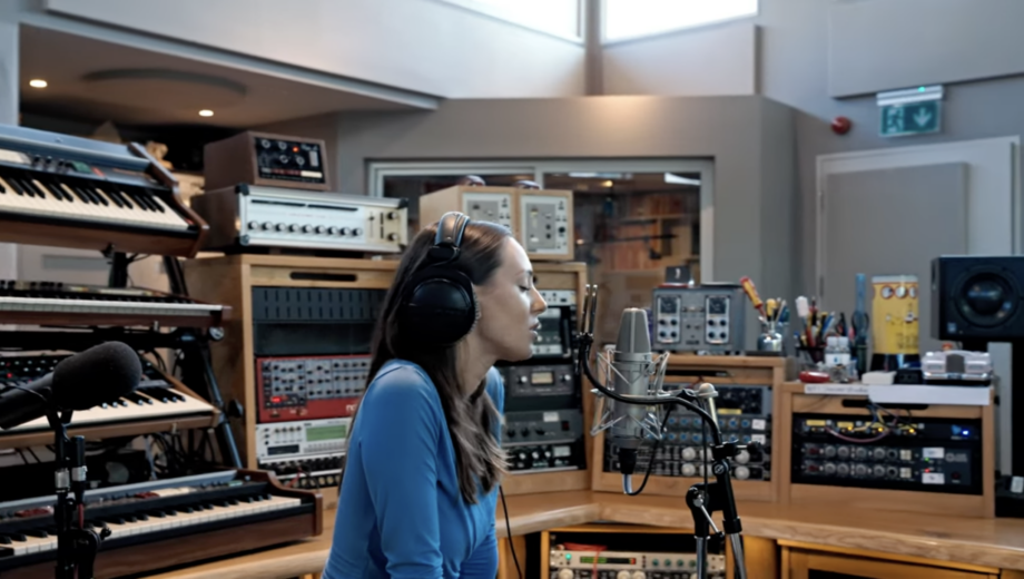 Charlotte Gott vydala v deň svojich dvadsiatych narodenín debutový singel In Too Deep