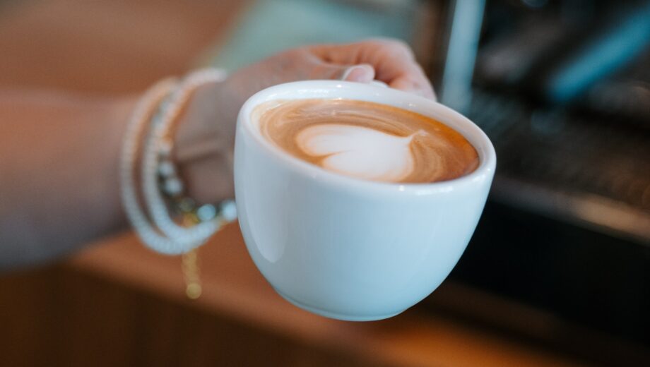 Latte art je vizuálne pútavá zručnosť, ktorá dokáže urobiť dojem, no kľúčový zostáva obsah šálky