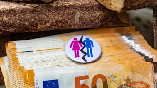Spoločné financie vo vzťahu? Mnohí Slováci pred partnerom tajia peniaze aj výdavky
