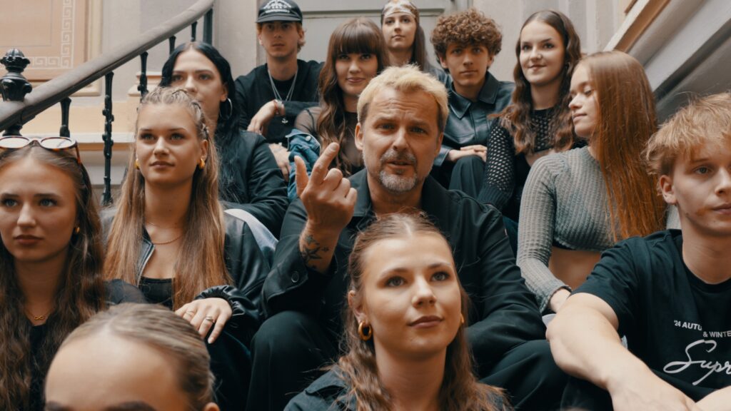 Lukáš Adamec prichádza s novým singlom. Spoločne s Petrom Bičom posielajú do sveta novinku DAJ DAJ