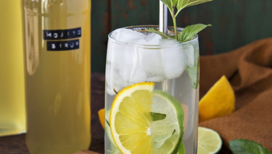 Domáci mojito sirup premení obyčajnú vodu na sviežu letnú limonádu plnú citrusov a mäty.