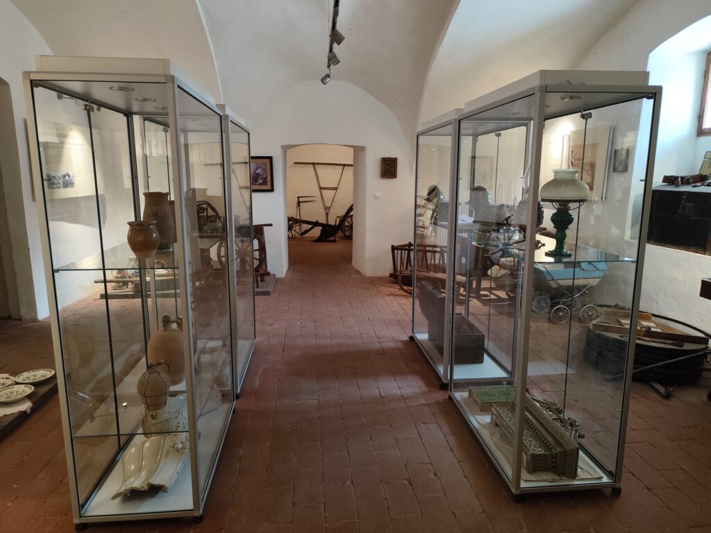 Historický Kaštieľ v Chtelnici patrí k významným pamiatkam regiónu a jeho dejiny siahajú do 16. storočia.