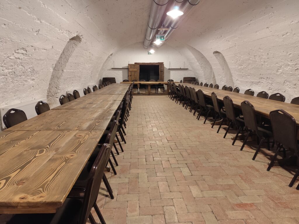 Historické pivničné priestory Kaštieľa v Chtelnici s klenbami a dlhými stolmi