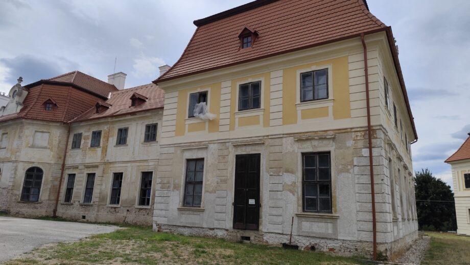 Kaštieľ v Chtelnici s historickou budovou, nádvorím a parkom