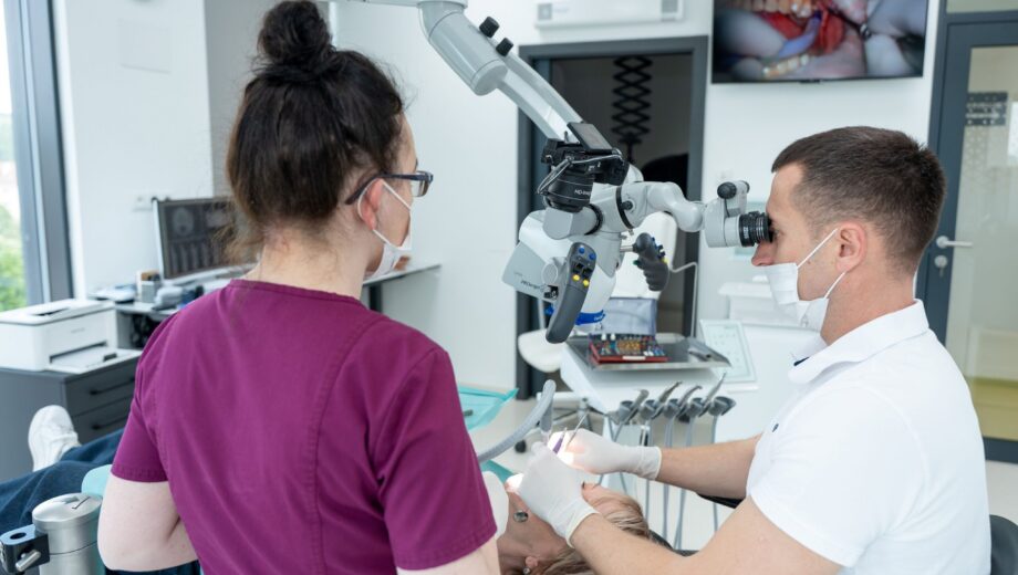 Úraz na dovolenke a zubný implantát: Dr. Michal Repaši radí, čo robiť