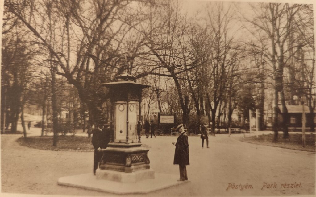 Historický meteorologický stĺp v Piešťanoch na dobovej fotografii z kúpeľného parku