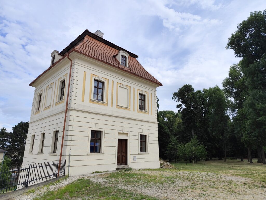 Historický Kaštieľ v Chtelnici patrí k významným pamiatkam regiónu a jeho dejiny siahajú do 16. storočia.