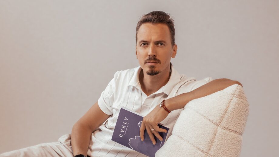 V knihe Cykly podľa autora až do samého záveru nenájdete ani slovo o ezoterike, len čísla, štúdie a princípy. Opierajú sa o mená ako psychológ Carl Jung, ktorý skúmal opakujúce sa životné témy, Erik Erikson so svojimi vekovými fázami vývinu, či ekonóm Edward R. Dewey, ktorý za Hooverovej administratívy hľadal príčiny Veľkej hospodárskej krízy a namiesto nich objavil opakujúce sa svetové cykly.