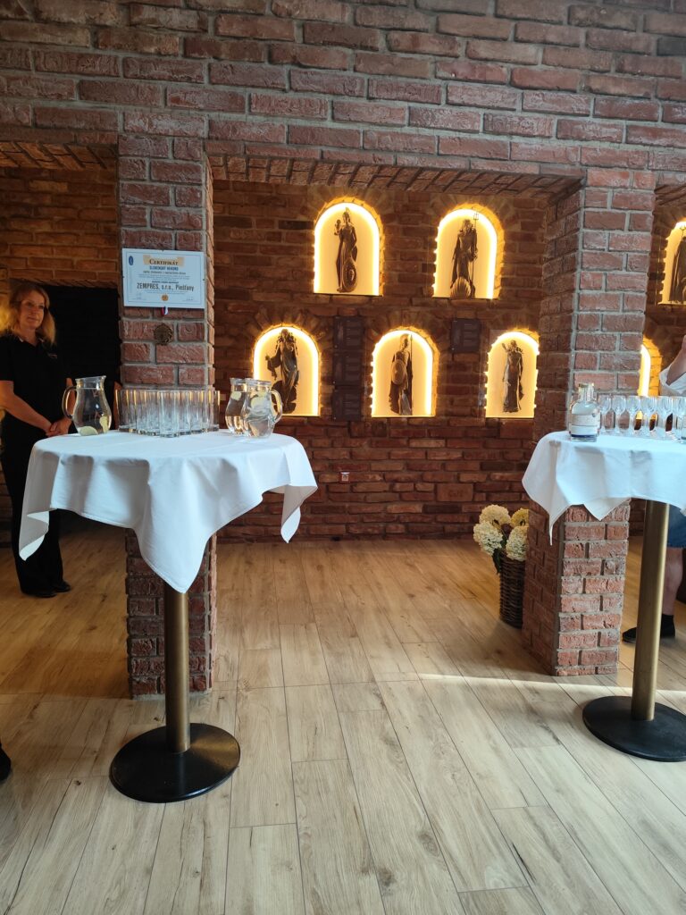 V Galérii Pescan pri Piešťanoch sa história spája s umením, gastronómiou a liehovarníctvom.