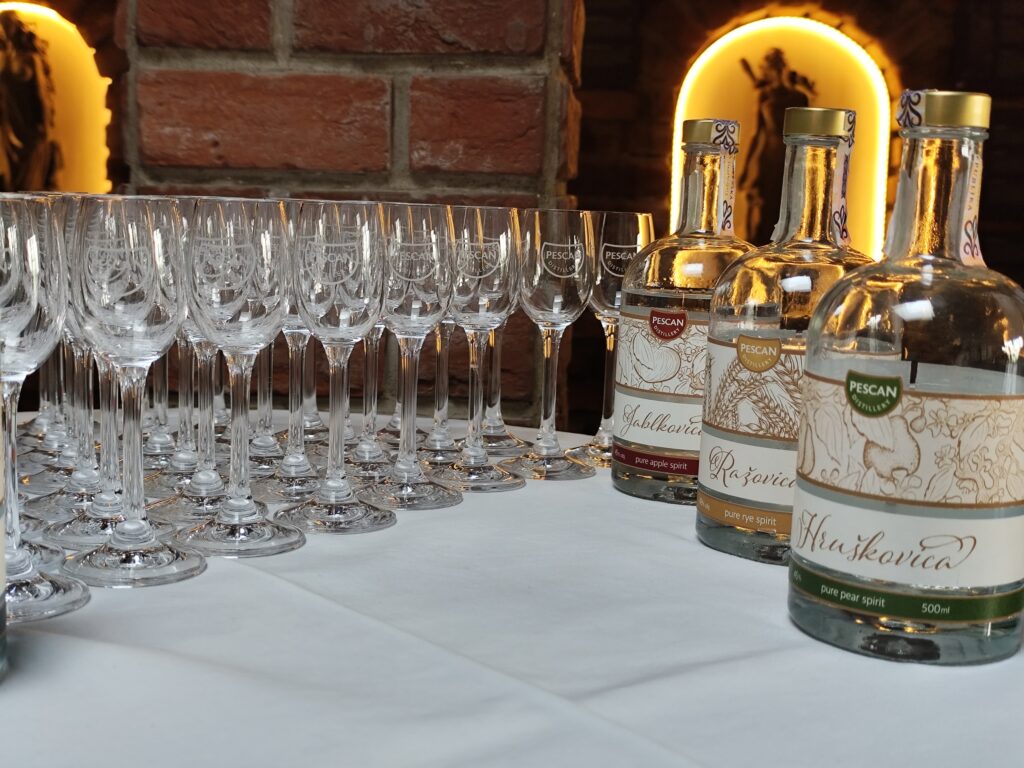 V Galérii Pescan pri Piešťanoch sa história spája s umením, gastronómiou a liehovarníctvom.