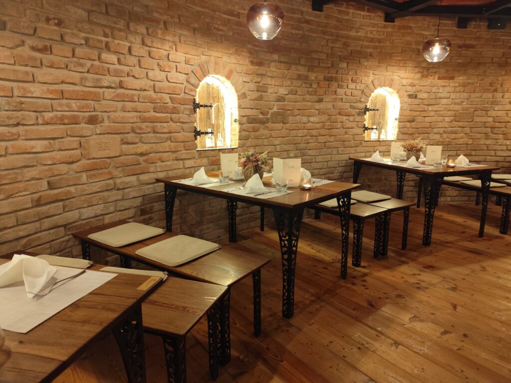 Galéria Pescan je zariadená nábytkom z osemtisícročného dreva.