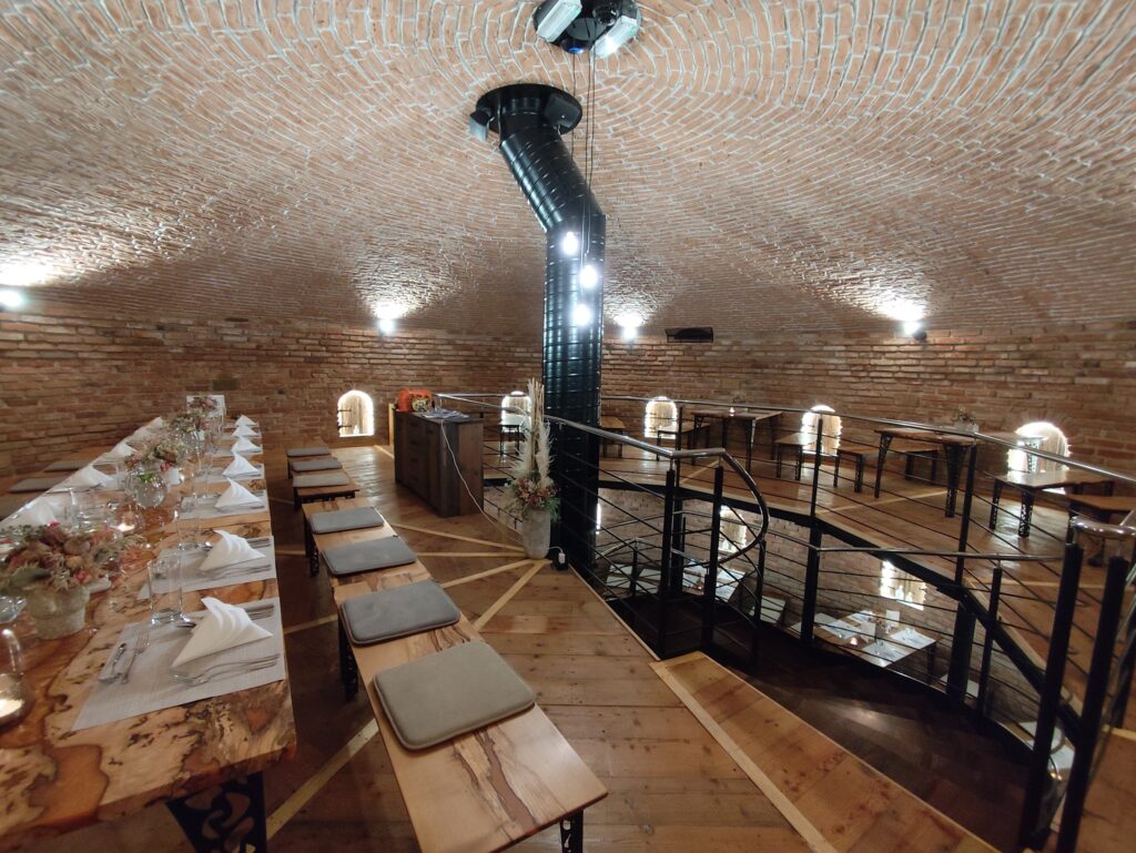Galéria Pescan je zariadená nábytkom z osemtisícročného dreva.
