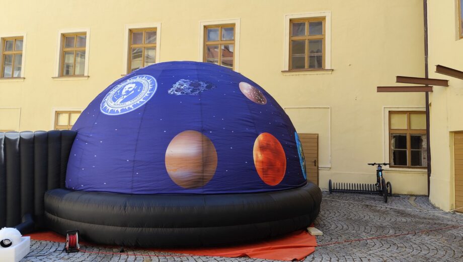 Mobilné planetárium z Hlohovca vyráža za ľuďmi. Vesmír dokáže priniesť priamo do škôl aj obcí