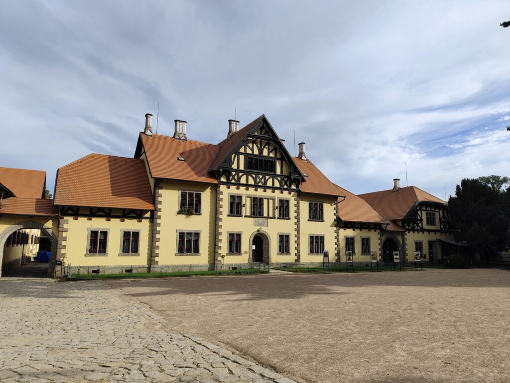 Hřebčín Slatiňany, historické centrum chovu starokladrubských vraníkov